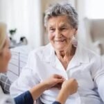 خدمات تمريض منزلي ومرافقات للمسنين اقامه وشفتات