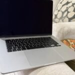 ماك بوك اير ⁦⁦M5⁩⁩ ⁦⁦15⁩⁩ إنش ⁦⁦24GB⁩⁩ ⁦⁦RAM⁩ للبيع الرياض