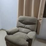 كرسي استرخاء (ريكلاينر) مخملي بحالة ممتازة للبيع جدة