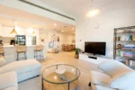 ⁦Exclusive |Fully Furnished | Fully Upgraded | VOT للبيع⁩ - الصورة ⁦2⁩